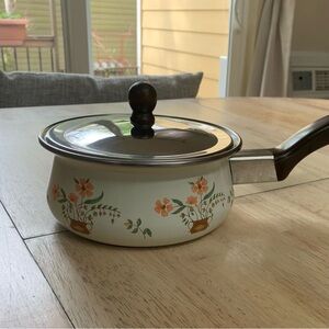 Vintage Countryside Collection Floral Pot